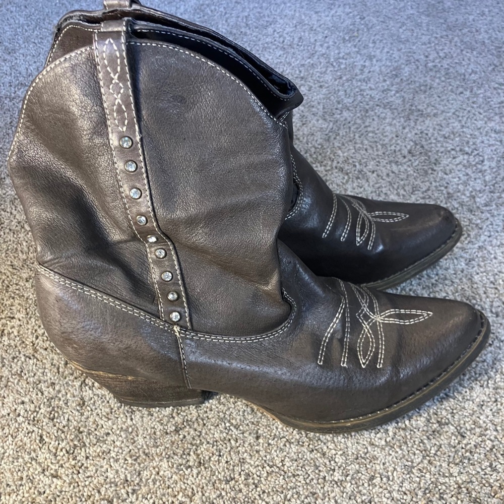 Very Volatile Bolero Brown Leather Western Ankle Boots Rhinestone Studs Size 7.5